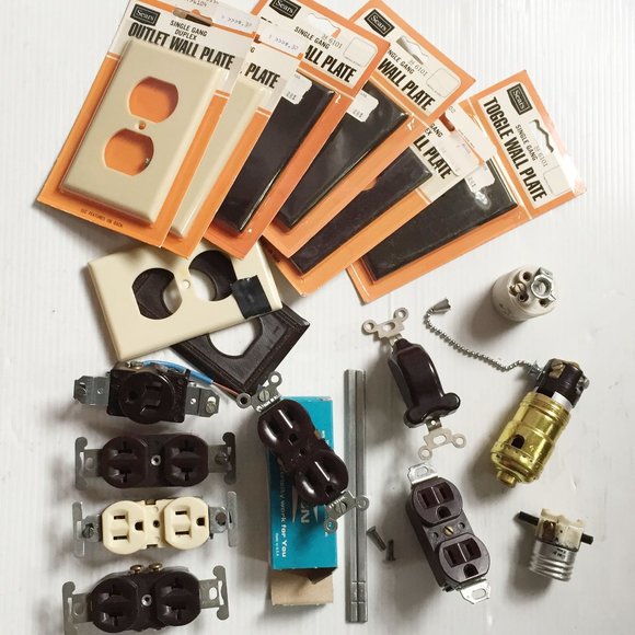 Mixed Lot of Duplex Receptacles & Others (New & Old) - Picture 2 of 9